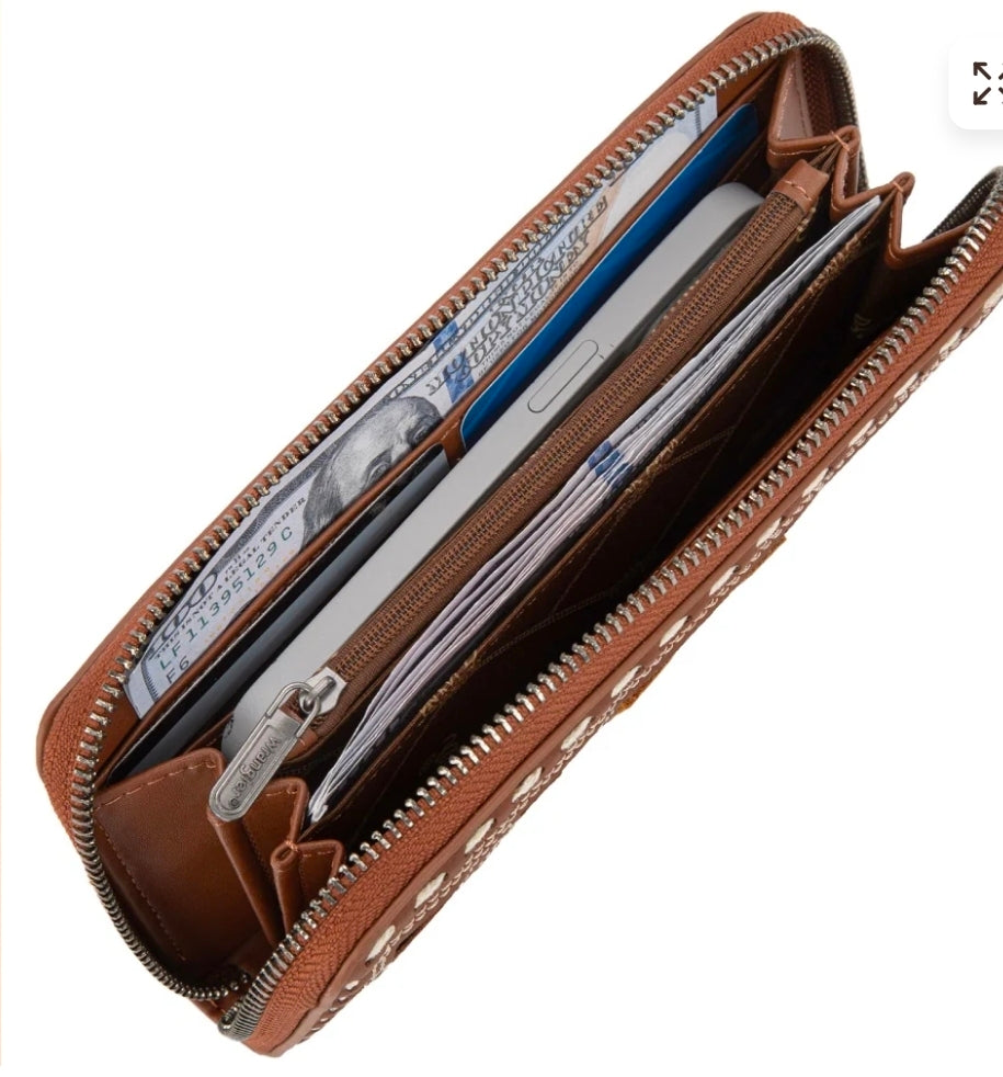 Wrangler Horseshoe Cutout Zip Around Wallet - Brown